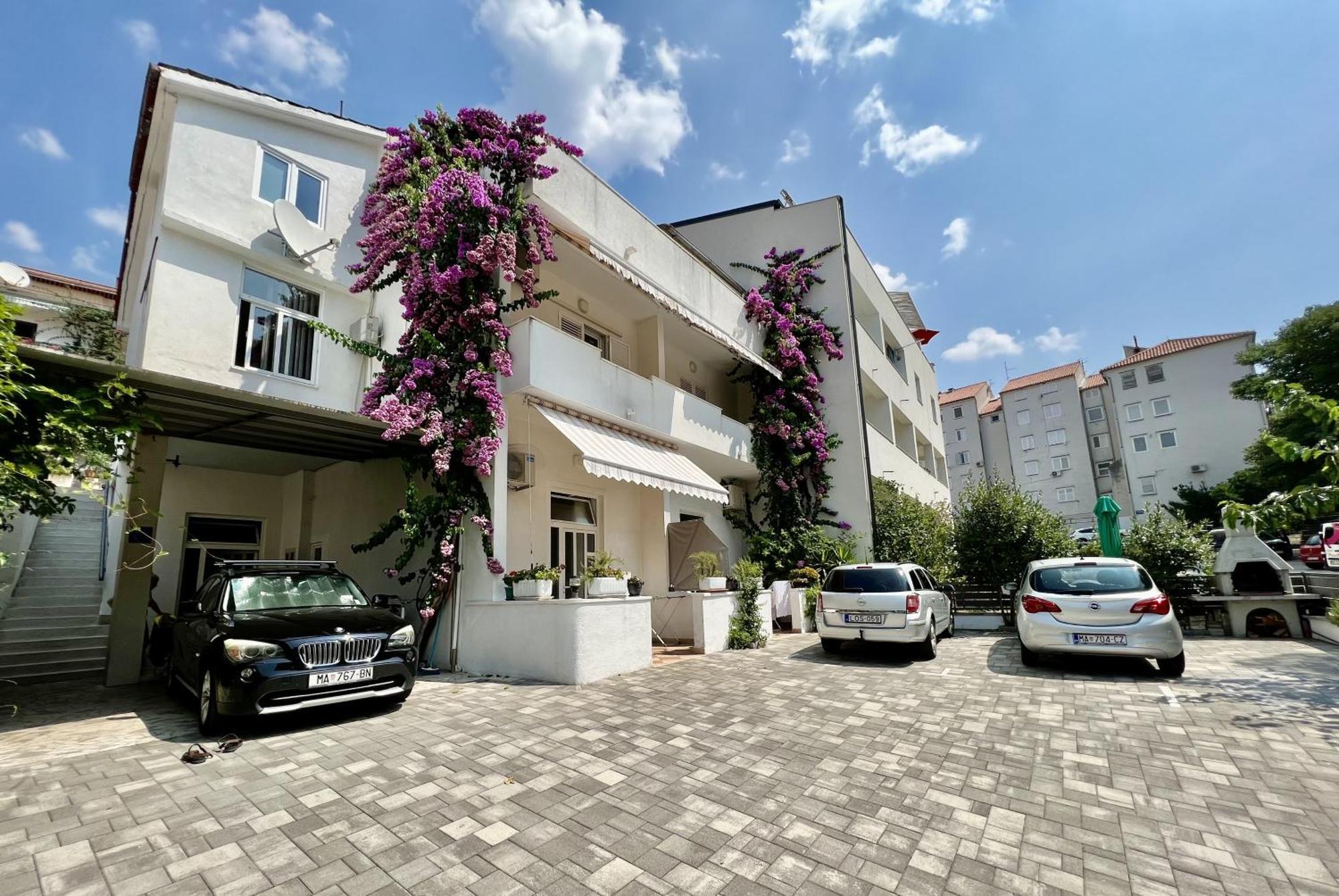 Jure Apartment *